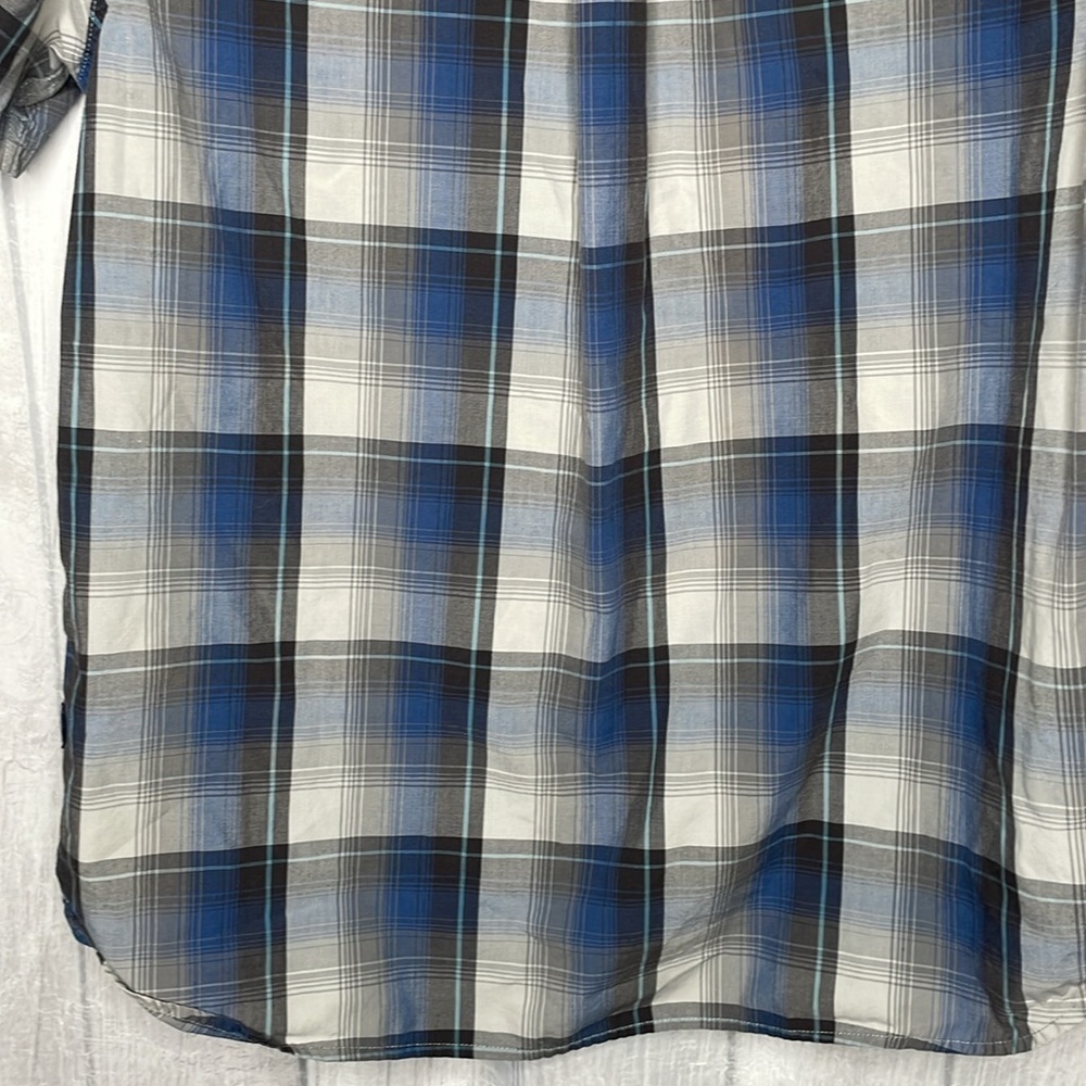 The North Face Plaid shirt.​​ - Picture 7 of 9